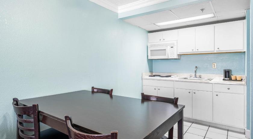 Image of Deluxe Queen Suite 6