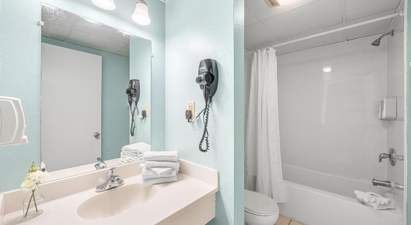 Image of Deluxe Queen Suite 17