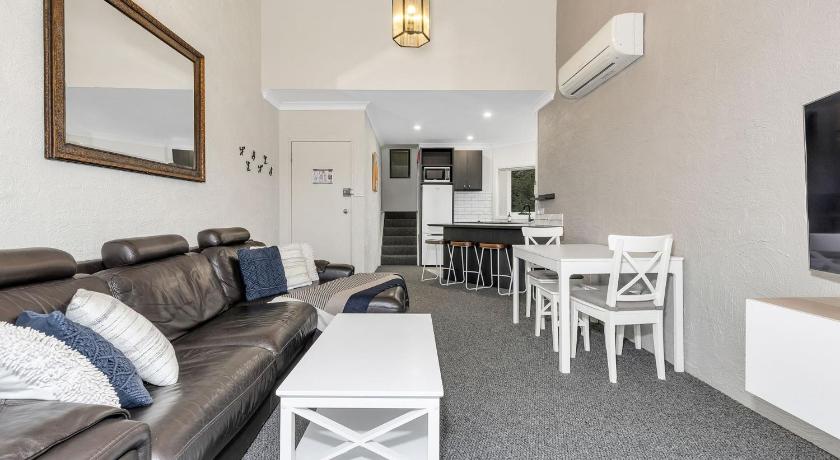 Parkwood 5 - 2BR Split Level l Spa Bath l BBQ l Central Location l WiFi