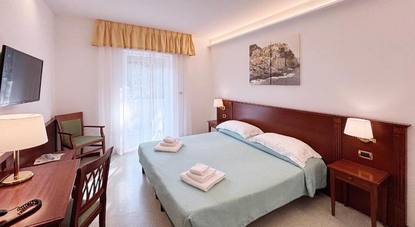 Фото: Двухместный номер с 1 или 2 кроватями (Double or Twin Room) 0