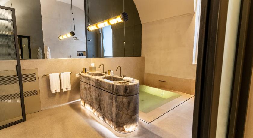 Image of King Room with Spa Bath 4