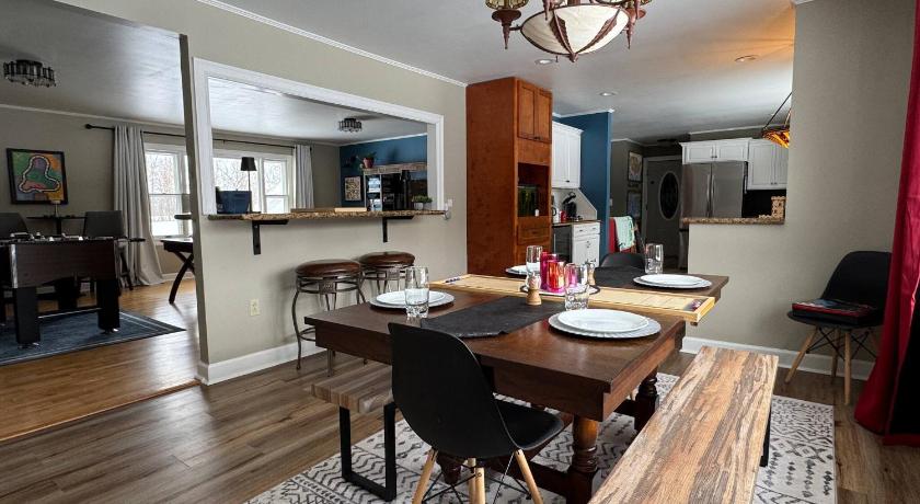 마운틴 모리스 (NY) THE HUB 3BD 2BA Entire House FRESH FUN 1980s Board Game Vibe beside Letchworth State Park & near SUN 5성급 숙소 수영장