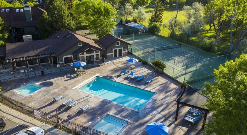 Huntsville Mountain Chalet Near Snowbasin, 2BR 4-Star Accommodation lobby
