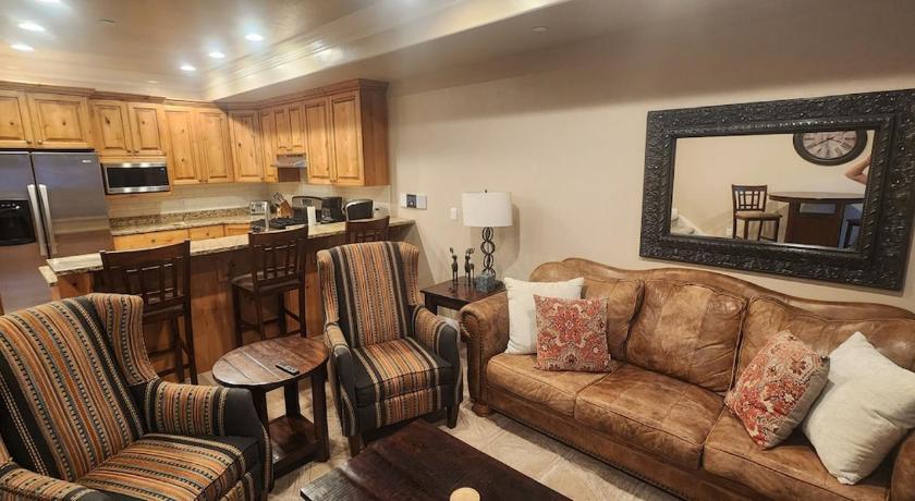 Huntsville Mountain Chalet Near Snowbasin, 2BR 4-Star Accommodation suite