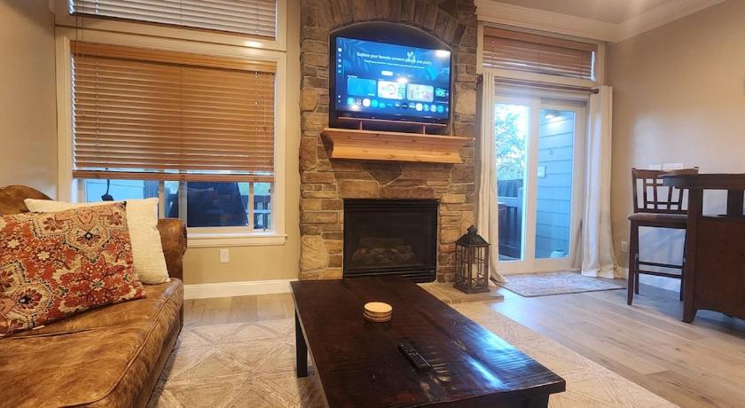 Huntsville Mountain Chalet Near Snowbasin, 2BR 4-Star Accommodation suite