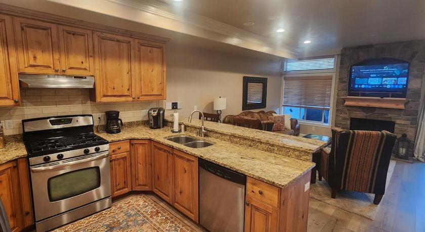Huntsville Mountain Chalet Near Snowbasin, 2BR 4-Star Accommodation pool