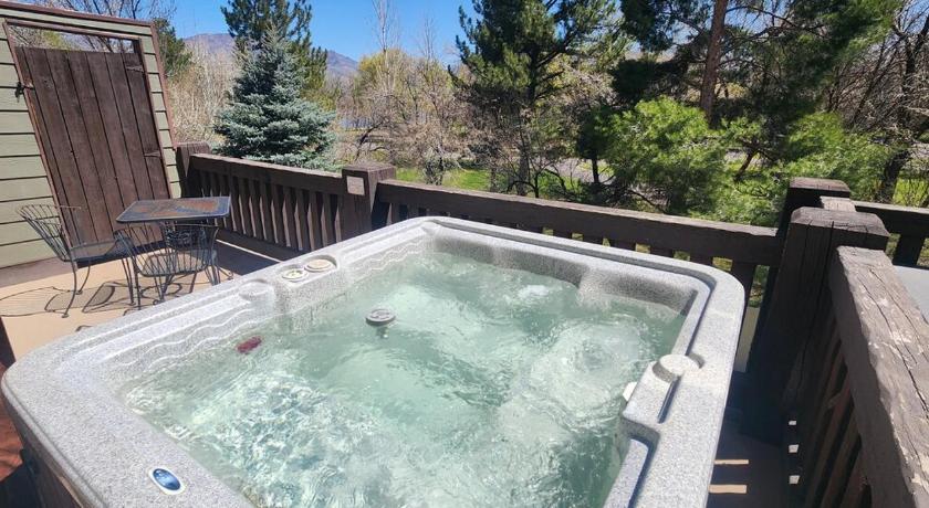 Huntsville Mountain Chalet Near Snowbasin, 2BR 4-Star Accommodation lobby