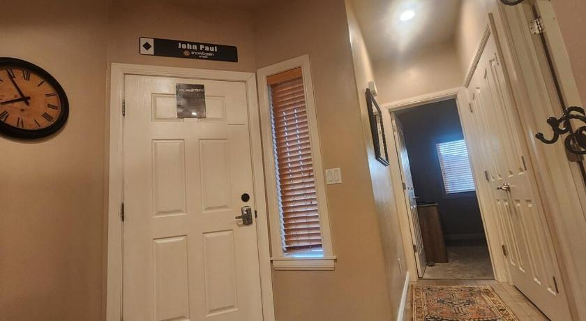 Huntsville Mountain Chalet Near Snowbasin, 2BR 4-Star Accommodation room
