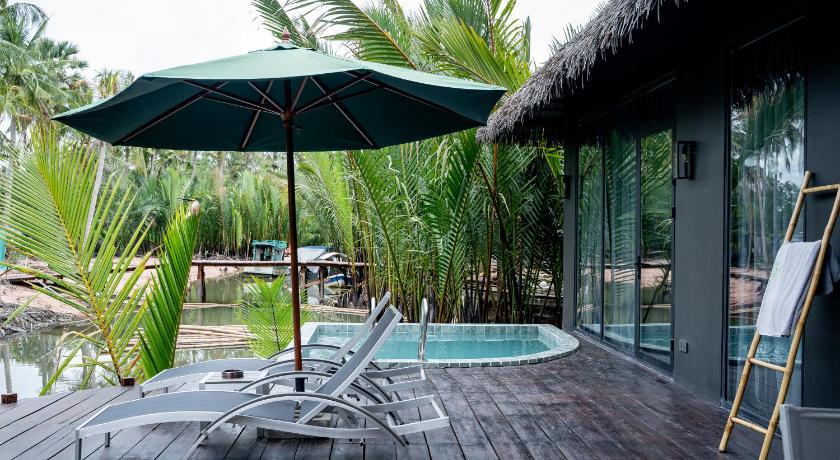 Image of Family Room with Private Pool 10