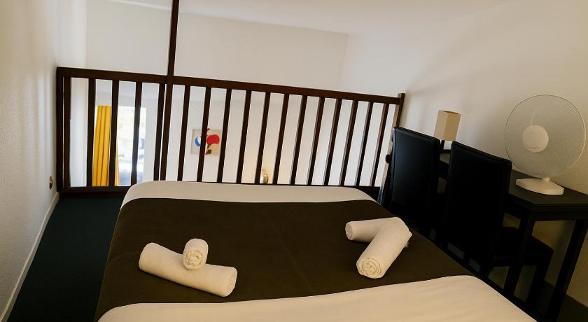 Image of Family Room with heated swimming pool access 12