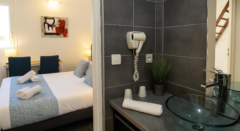 Image of Family Room with heated swimming pool access 13