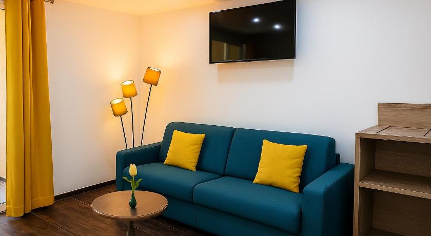 Image of Junior Suite with Terrace and heated swimming pool access 9