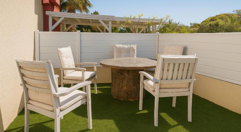 Image of Junior Suite with Terrace and heated swimming pool access 11