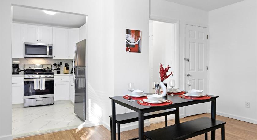 Bayou Cozy Family Getaway - NYC & NWK with free parking 3-Star Accommodation restaurant