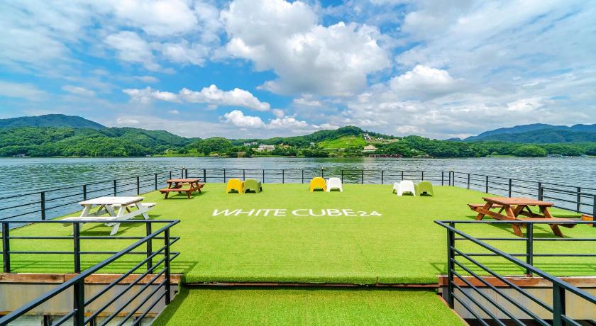 加平 Gapyeong White Cube 24 Spa Pension 3つ星 ゲストハウス スイート