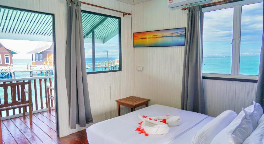 Image of Queen Room with Sea View 0
