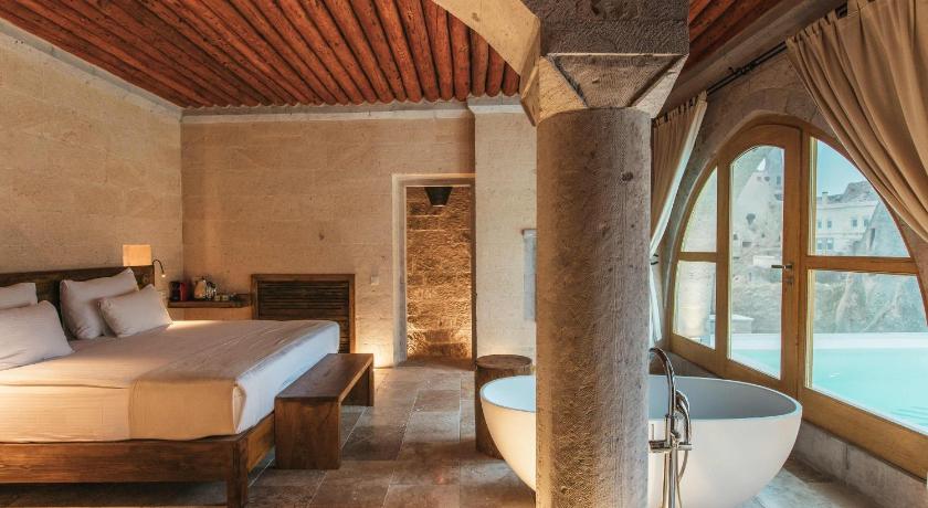 Image of Suite Pool View 1