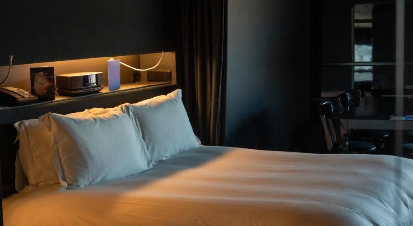 Image of Black Deluxe Suite - Danube Canal View, king be d 1