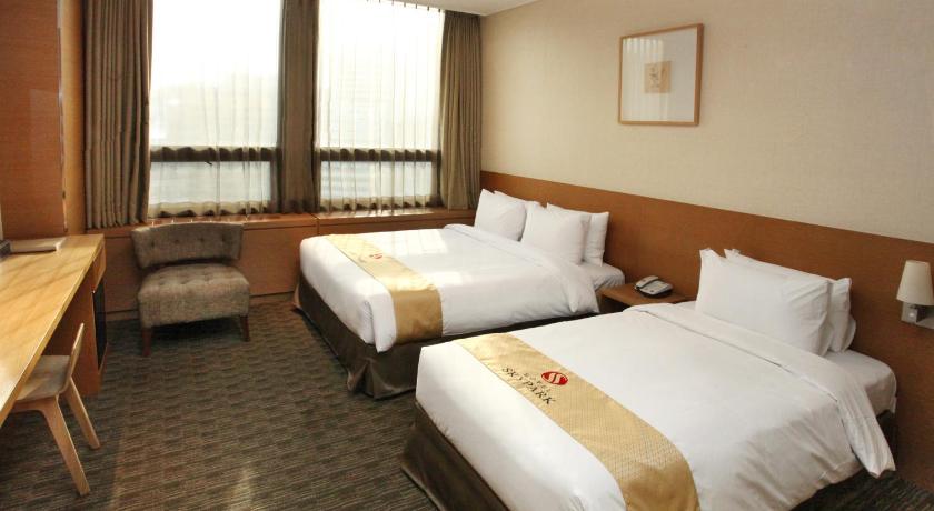 Image of Deluxe Twin Room A - Non-Smoking 3