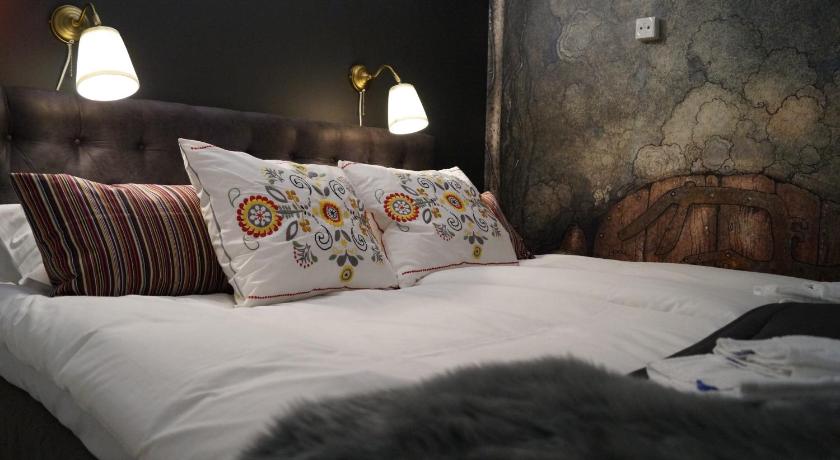 Image of Double Room with Private Toilet and Shared Shower (No Windows) 1