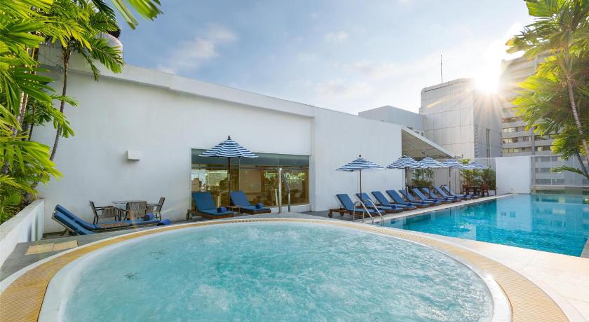 Bangkok Radisson Suites Bangkok Sukhumvit 4-Star Hotel exterior