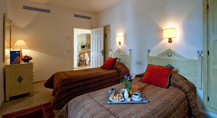 Szoba kétszemélyes ággyal vagy 2 külön ággyal (Double / Twin Room) fotója 8