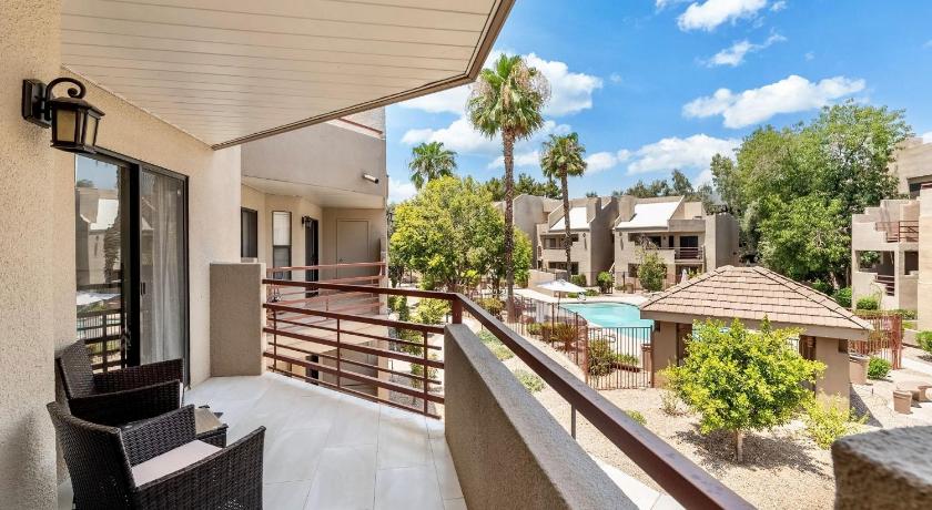 피닉스 (AZ) Mid-Century, Two-story with private Balconies & Pool view 4성급 숙소 레스토랑