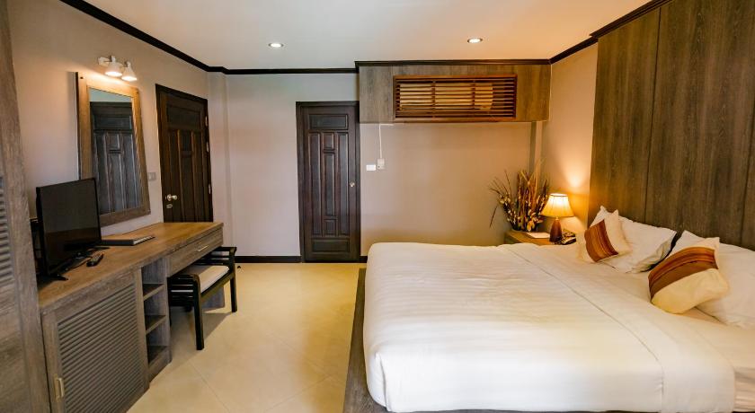 Image of Deluxe Double with Pool Access 4