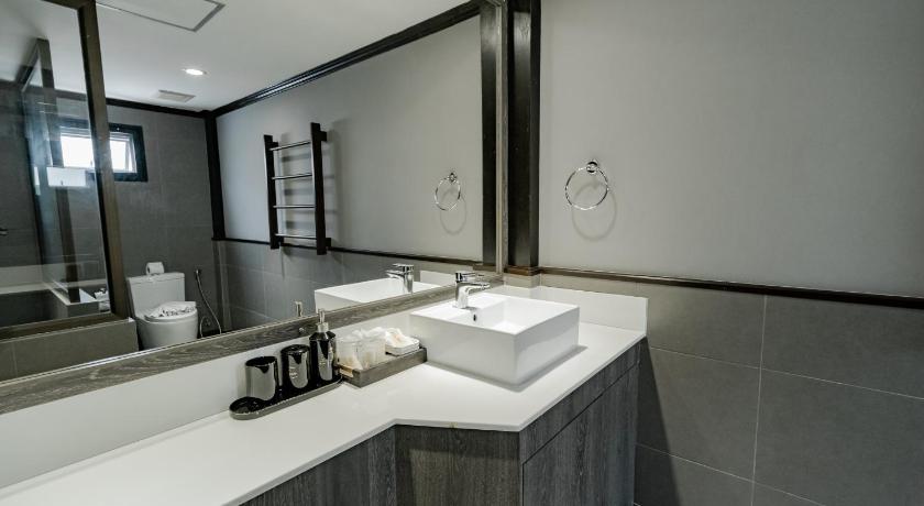 Image of Deluxe Suite 16