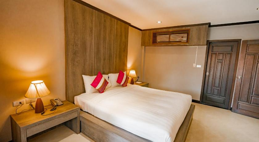Image of Suite with Pool View 8