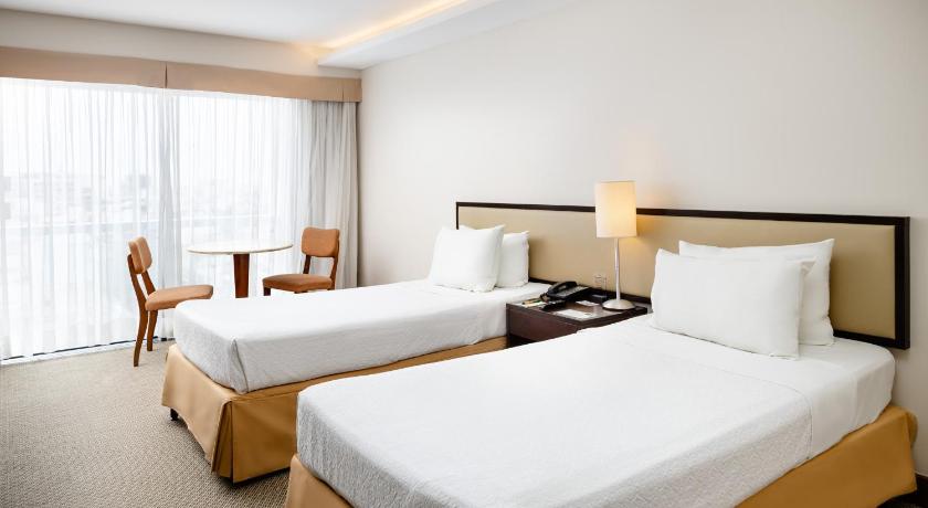Image of Classic Room with Side Sea View: 1
