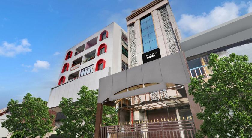 Super Townhouse Kankarbagh Formerly Kunwar Alcajars - image 15