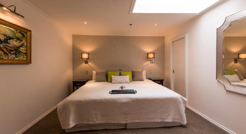 Image of Penthouse One-Bedroom Apartment 17