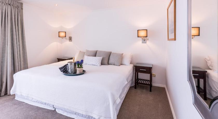 Image of Penthouse One-Bedroom Apartment 12