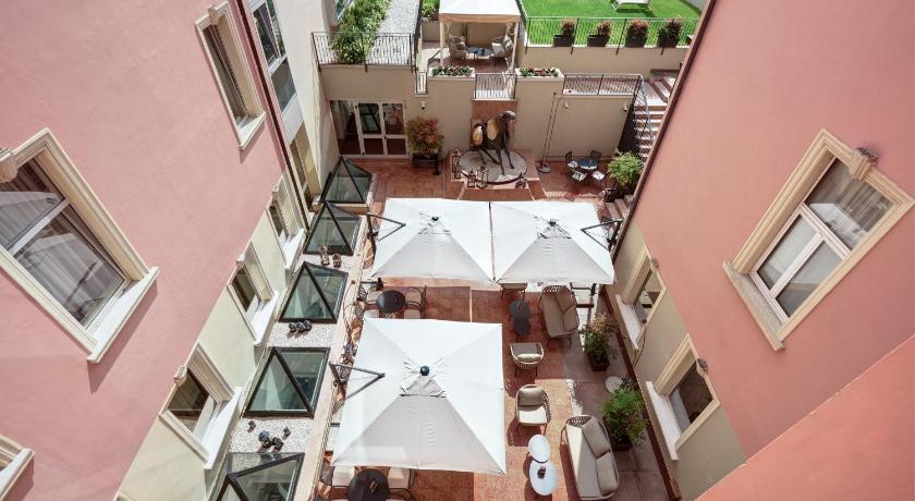 Image of 1 King Bed Standard With Courtyard View 6