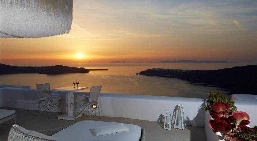 White Santorini Suites & Spa - image 13