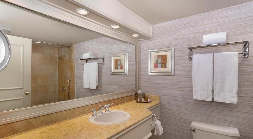 Image of Strip View King Room Or Queen Room With 2 Queen Beds 3