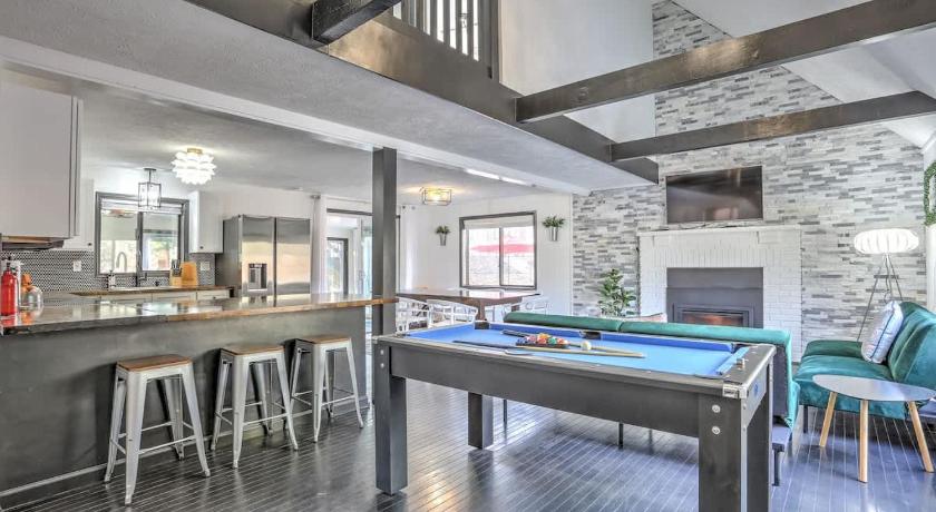 아날로밍크 Modern 4 Bedroom Home with Sauna and Game Room in Gated Lake Community 4성급 숙소 객실
