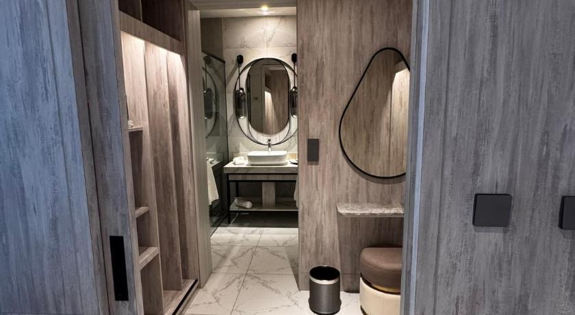 Fifth Avenue Hotel - image 21