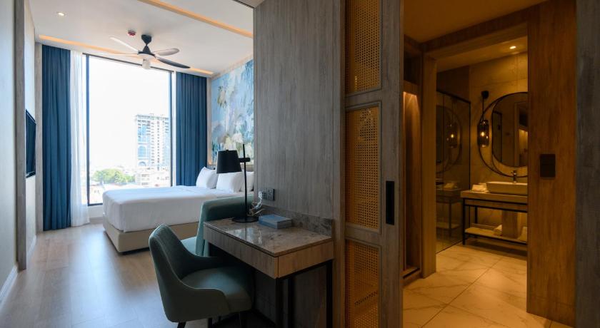 Fifth Avenue Hotel - image 34