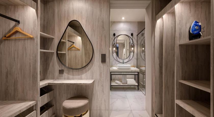 Fifth Avenue Hotel - image 37