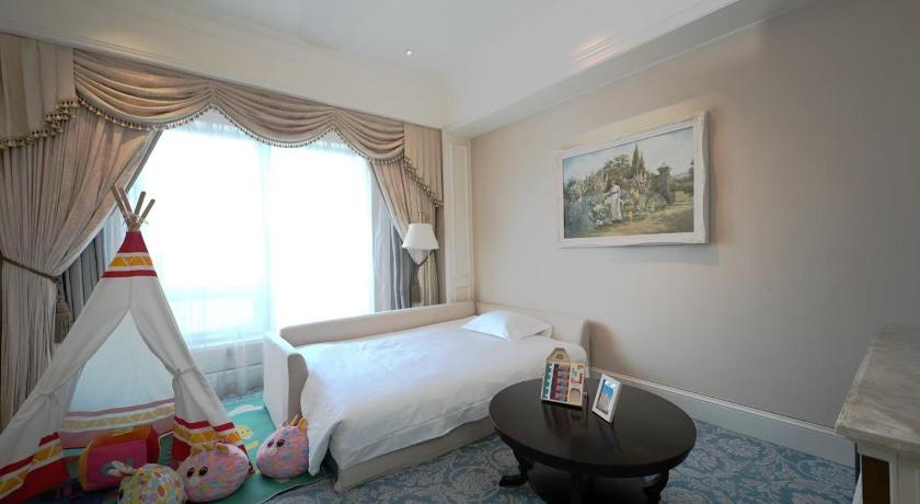 صورة Family Suite, Suite, Bedroom 1: 1 King, Bedroom 2: 1 King, City view 7