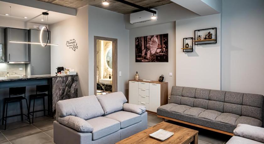 Vintage Road Apartment in Piraeus