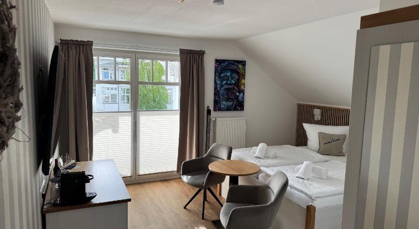 Image of Deluxe Double Room with Balcony 7