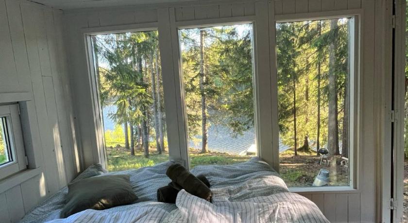 idyllisk hytte ved vannet