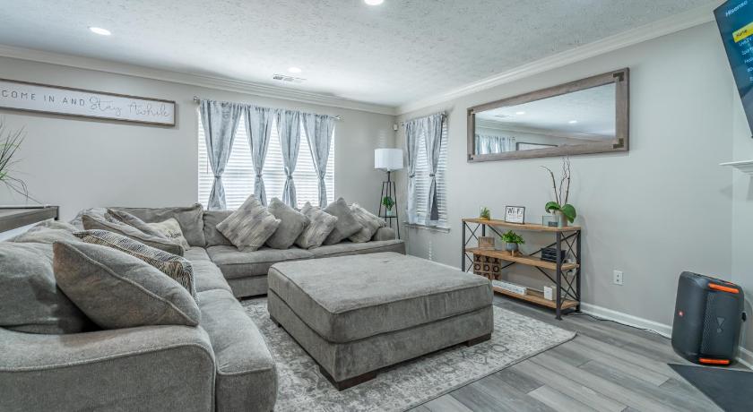 Lithia Springs Spacious 3BR with Game Room and Fenced Yard Near Six Flags and Braves 4-Star Accommodation pool