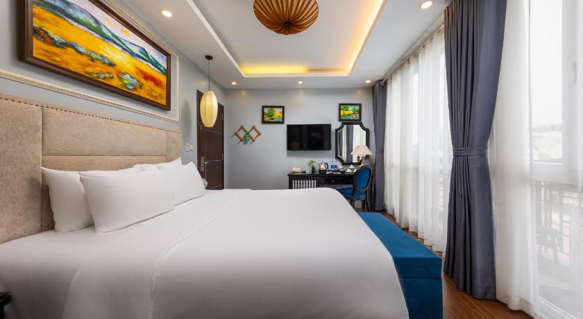 Image of Junior Suite with Balcony 2