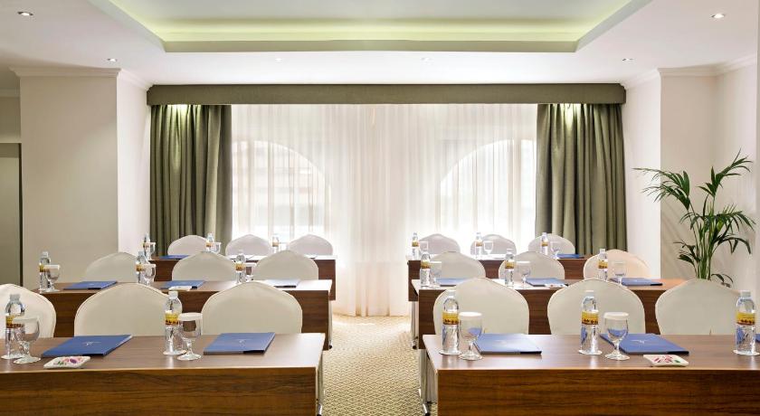 City Seasons Al Hamra Hotel - image 13