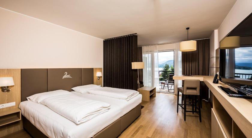Image of Suite with Lake View 0