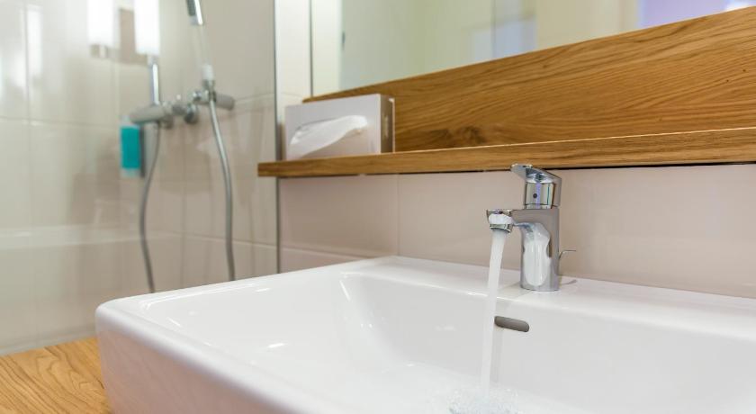 Image of Deluxe King Suite 11